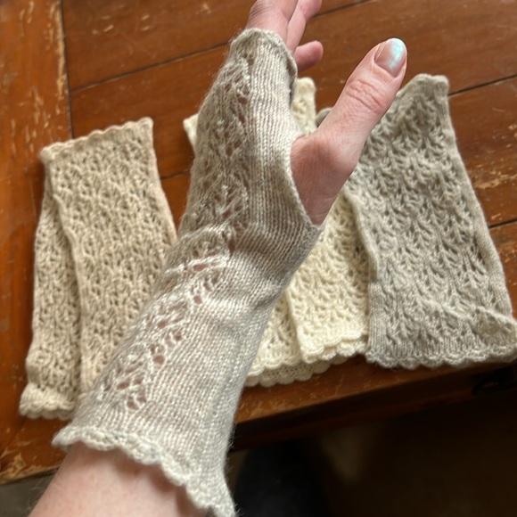 Lot of 3 pairs cashmere lace crochet fingerless gloves - Picture 3 of 4